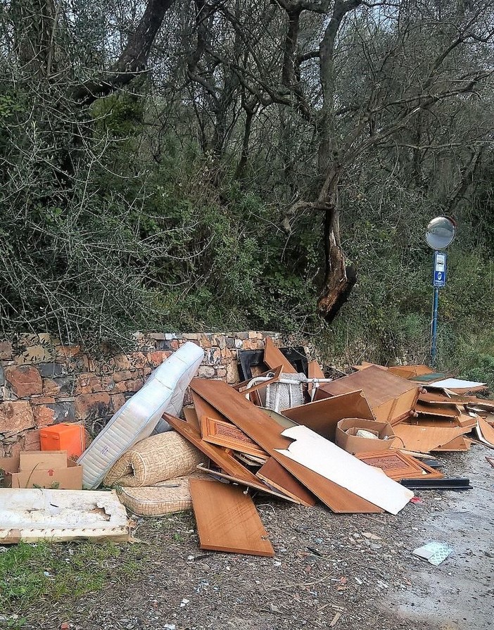 San Bartolomeo al Mare: ancora un abbandono di rifiuti ingombranti, scoperti gli autori