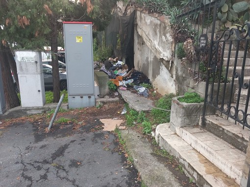 Sanremo, la segnalazione: degrado e rifiuti nel piazzale del supermercato Carrefour a Pian Poma (foto)