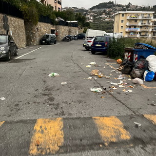 Sanremo: situazione di degrado per rifiuti sparsi, la segnalazione con foto di un residente