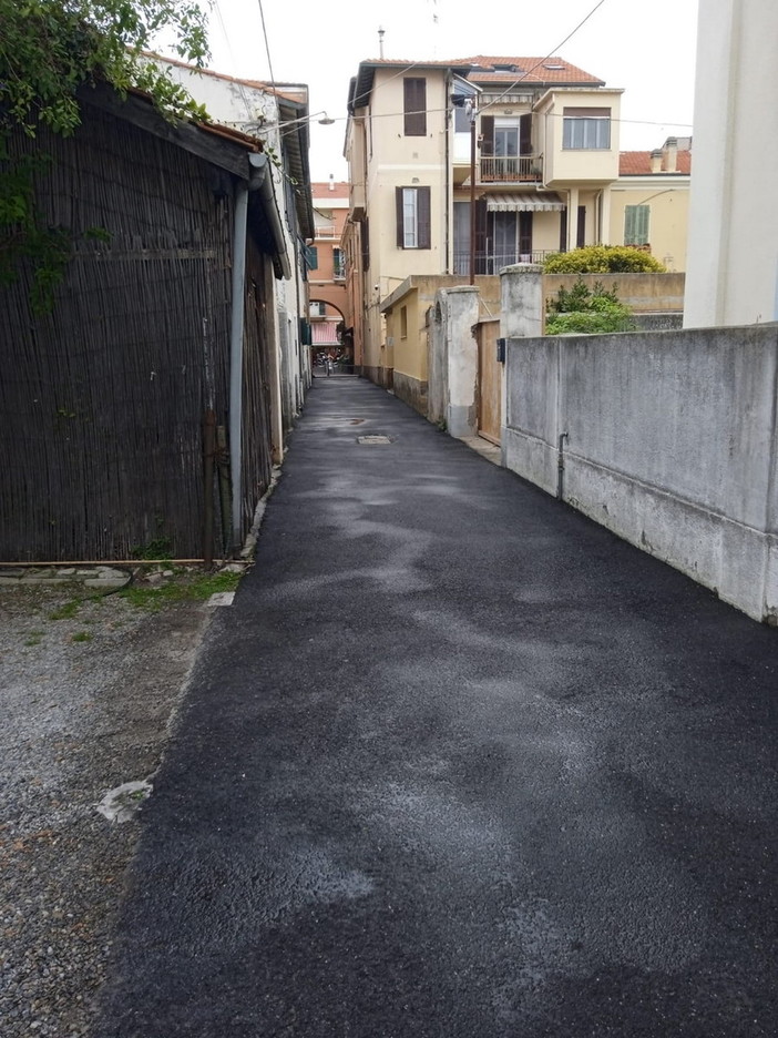 Bordighera: questa mattina intervento di diserbo in via Trento ed in via Martelli (foto)