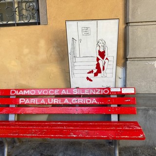 Imperia, vandali in azione in piazza Dante: danneggiata la panchina rossa contro la violenza sulle donne (foto)