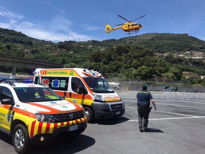 Ventimiglia: straniero fermato dalla finanza accusa malore, portato in elicottero al Santa Corona