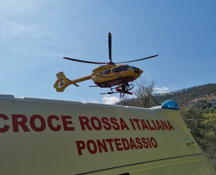 Caravonica, cade nel fiume, mobilitazione di soccorsi per un cittadino tedesco (video)