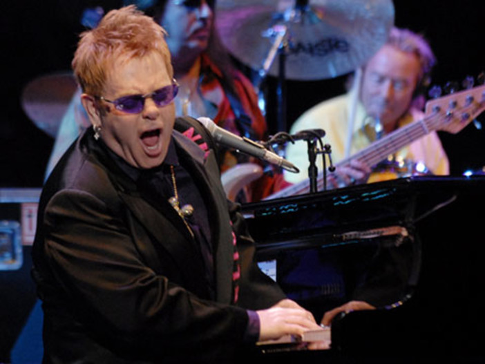 #Sanremo2016: Elton John all'Ariston senza il marito David Furnish, canterà intono alle 23