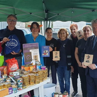 Ventimiglia: oggi al gattile, si è svolta la presentazione del libro di Roberto Centazzo 'Il libretto rosso dei pensieri di Miao' (foto)