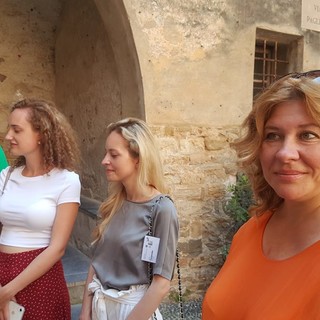 Dalla Lettonia al ponente ligure: studenti e professori in visita per scoprire città e borghi con la pittura en plein air (foto)