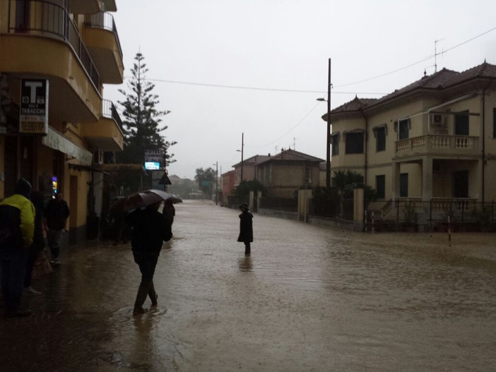 Cervo: esondato il fiume Steria, l'acqua invade la Statale Aurelia che è stata chiusa