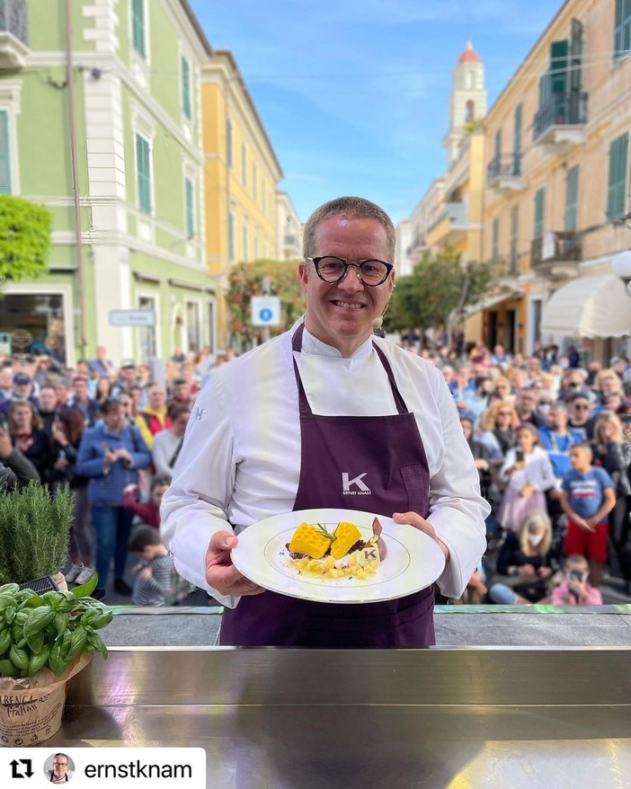 Diano Marina, Ernst Knam delizia il pubblico di Aromatica con 'L'ape in volo': la lemon cake con i sapori della Riviera (foto)