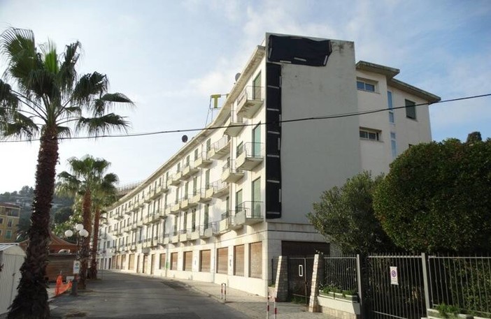 Diano Marina, il sindaco Za Garibaldi “ordina” la messa in sicurezza dell’ex hotel Teresa