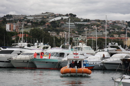 Sanremo: incendio ad una barca a Portosole per un'esercitazione, le foto