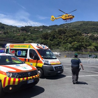 Ventimiglia: straniero fermato dalla finanza accusa malore, portato in elicottero al Santa Corona