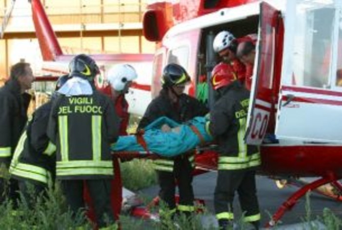 Caravonica: gli si gira contro la motozappa, 82enne trasportato d'urgenza al Santa Corona