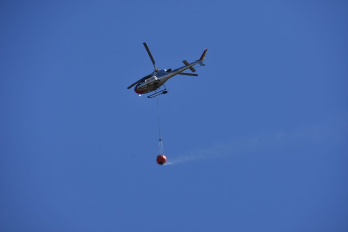 Ventimiglia, ripreso l’incendio di Torri: in azione un elicottero