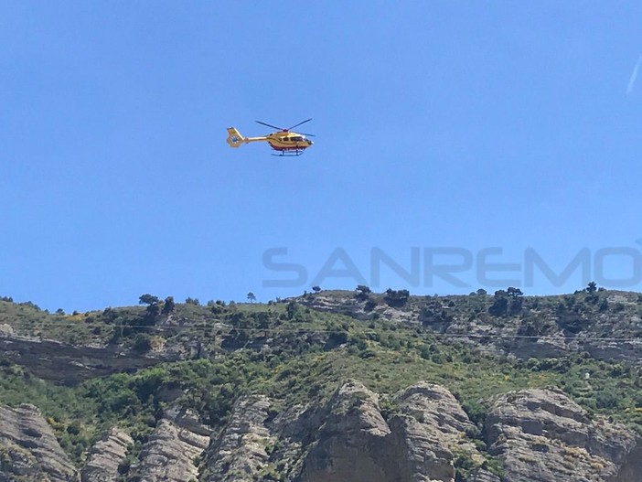 Borgomaro, 11enne si ferisce mentre gioca in piazza: trasportata con l'elisoccorso in ospedale