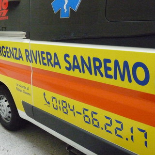 Sanremo: auto le taglia la strada in corso Imperatrice, donna in scooter portata all'Ospedale