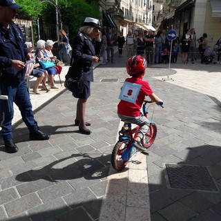 Diano Marina: la polizia municipale protagonista del percorso di educazione stradale con i bambini della scuola dell'infanzia Aquilone