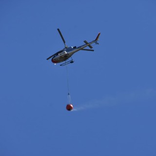 Ventimiglia, ripreso l’incendio di Torri: in azione un elicottero