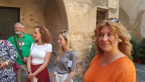 Dalla Lettonia al ponente ligure: studenti e professori in visita per scoprire città e borghi con la pittura en plein air (foto)