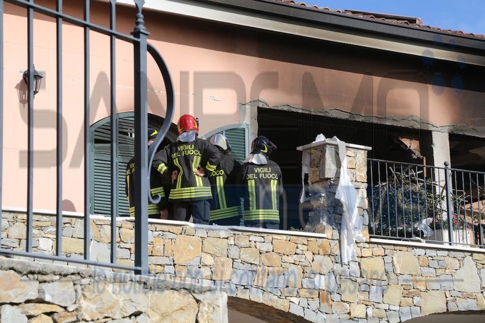 Esplosione di oggi a Villa delle Rose: l'esplosione forse dall'accensione di un fornello con la stanza satura di gas (Foto e video)