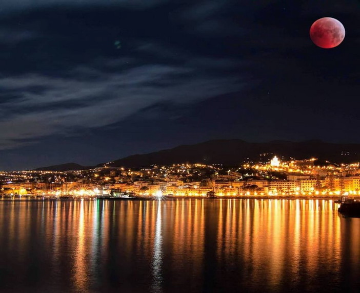 Imperia: occhi puntati in alto, questa sera, per l'eclissi parziale di luna. Appassionati radunati alla Rabina