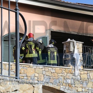 Esplosione di oggi a Villa delle Rose: l'esplosione forse dall'accensione di un fornello con la stanza satura di gas (Foto e video)