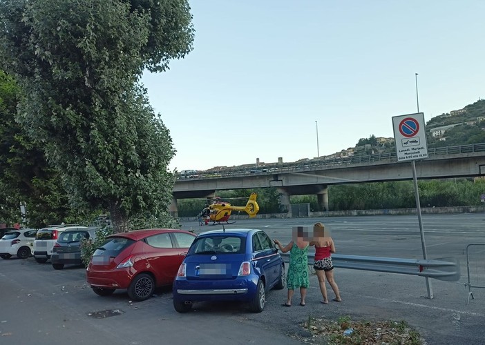 Ventimiglia, incidente sul cavalcavia: si alza in volo l'elisoccorso (Foto)