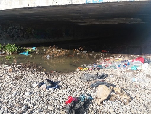 Ventimiglia: guasto alla fognatura rivela lo stato di degrado in cui versa la spiaggia del Resentello