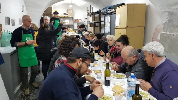 Borgomaro: successo ieri per la manifestazione 'Firma e Pesta' con più di 100 firme raccolte (foto)