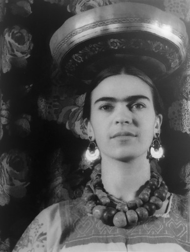 Frida Kahlo arriva a Sanremo, un viaggio sensoriale sull’intero universo di vita della pittrice, icona e mito del Messico