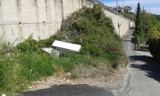 Sanremo frigoriferi ed un'auto abbandonati in strada Isola Inferiore, la denuncia di un lettore