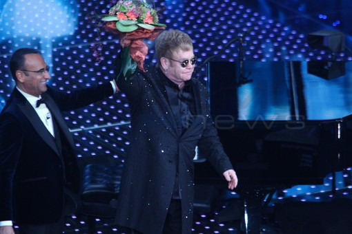 Elton John risponde alle polemiche con un'esibizione da brividi sul palco di #sanremo2016