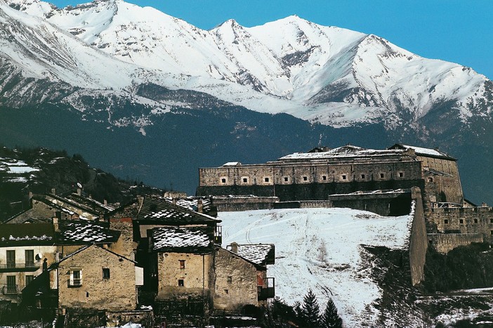 Il fascino invernale delle fortificazioni alpine: un fiocco di neve cristallizzato nella storia