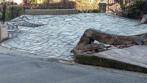 Bordighera, corriere parcheggia in discesa: furgone sfonda il muretto di un'abitazione (Foto)