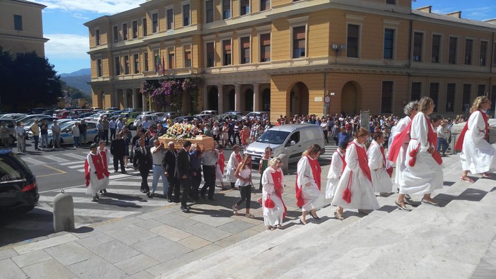 Imperia: addio a Franca Rambaldi. Oggi i funerali. Don Fabbris: &quot;Era una donna piena di passioni che in solitudine ha voluto prepararsi al trapasso&quot;