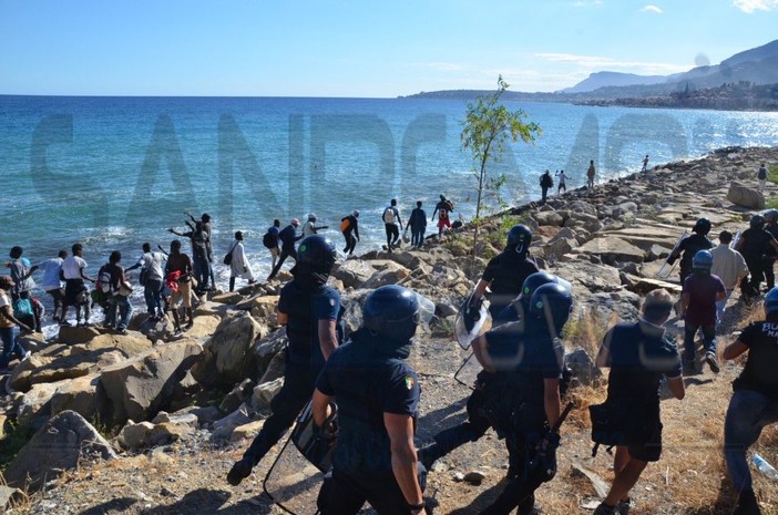 Ventimiglia: pensano di trovare meno controlli per via del maltempo, 150 migranti cercano di oltrepassare il confine