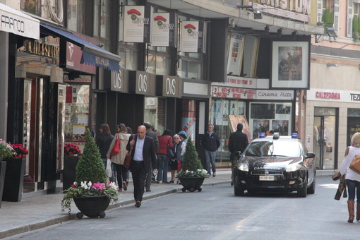 Sanremo: ruba vestiti da un negozio di via Matteotti ma viene scoperto ed aggredisce l'addetto alla sicurezza, 20enne magrebino arrestato