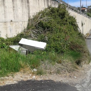 Sanremo frigoriferi ed un'auto abbandonati in strada Isola Inferiore, la denuncia di un lettore