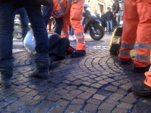 Savona: spaccarsi la faccia in piazza Mameli