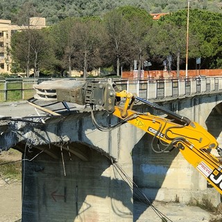 Imperia, demolizione del ponte di Piani: primo colpo di benna (foto e video)