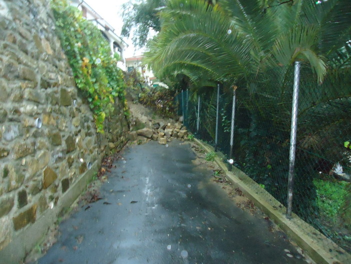 Sanremo: maltempo, la foto della frana scesa stamani in via Moduponte