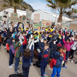 Vallecrosia: anche alunni e genitori dell'Istituto Sant'Anna si uniscono al 'Friday for Future', &quot;Il nostro pianeta è ammalato, la nostra casa è a rischio&quot;