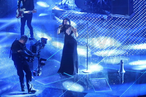 Elisa, in splendida forma, regala emozioni sul palco di #Sanremo 2016