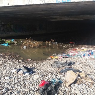 Ventimiglia: guasto alla fognatura rivela lo stato di degrado in cui versa la spiaggia del Resentello