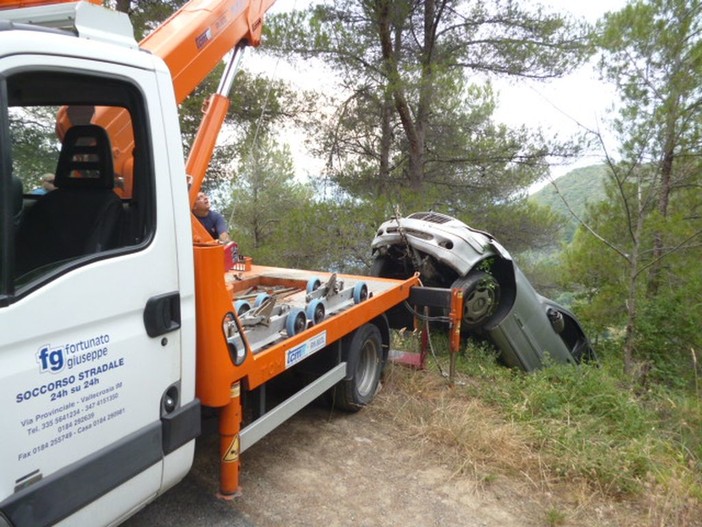 Soccorso stradale e rimozione di veicoli incidentati, ribaltati o guasti: gite e viaggi fuori porta al sicuro con la ditta Fortunato Giuseppe