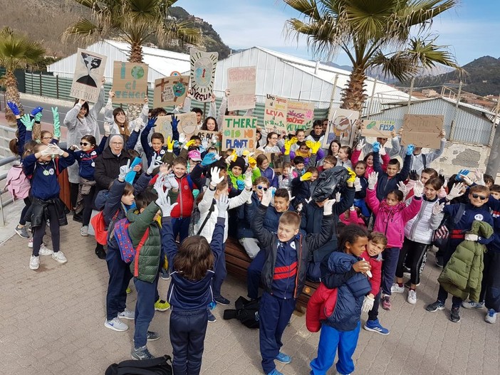 Vallecrosia: anche alunni e genitori dell'Istituto Sant'Anna si uniscono al 'Friday for Future', &quot;Il nostro pianeta è ammalato, la nostra casa è a rischio&quot;