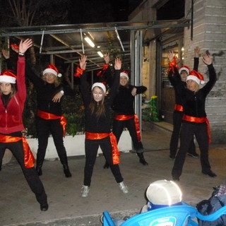 Sanremo: successo per la festa di Babbo Natale di ieri in via Pietro Agosti. Le foto