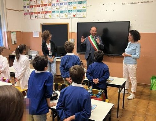 Ventimiglia, primo giorno di scuola: il sindaco Di Muro saluta gli studenti