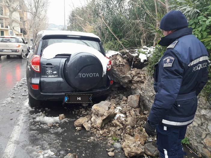 Diano Marina: disagi per il maltempo, una frana colpisce un'auto parcheggiata in via Purgatorio