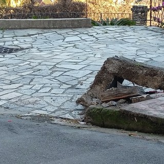 Bordighera, corriere parcheggia in discesa: furgone sfonda il muretto di un'abitazione (Foto)
