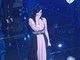 Applausi a scena aperta per Laura Pausini, che dopo 23 anni canta 'La Solitudine' sul palco dell'Ariston